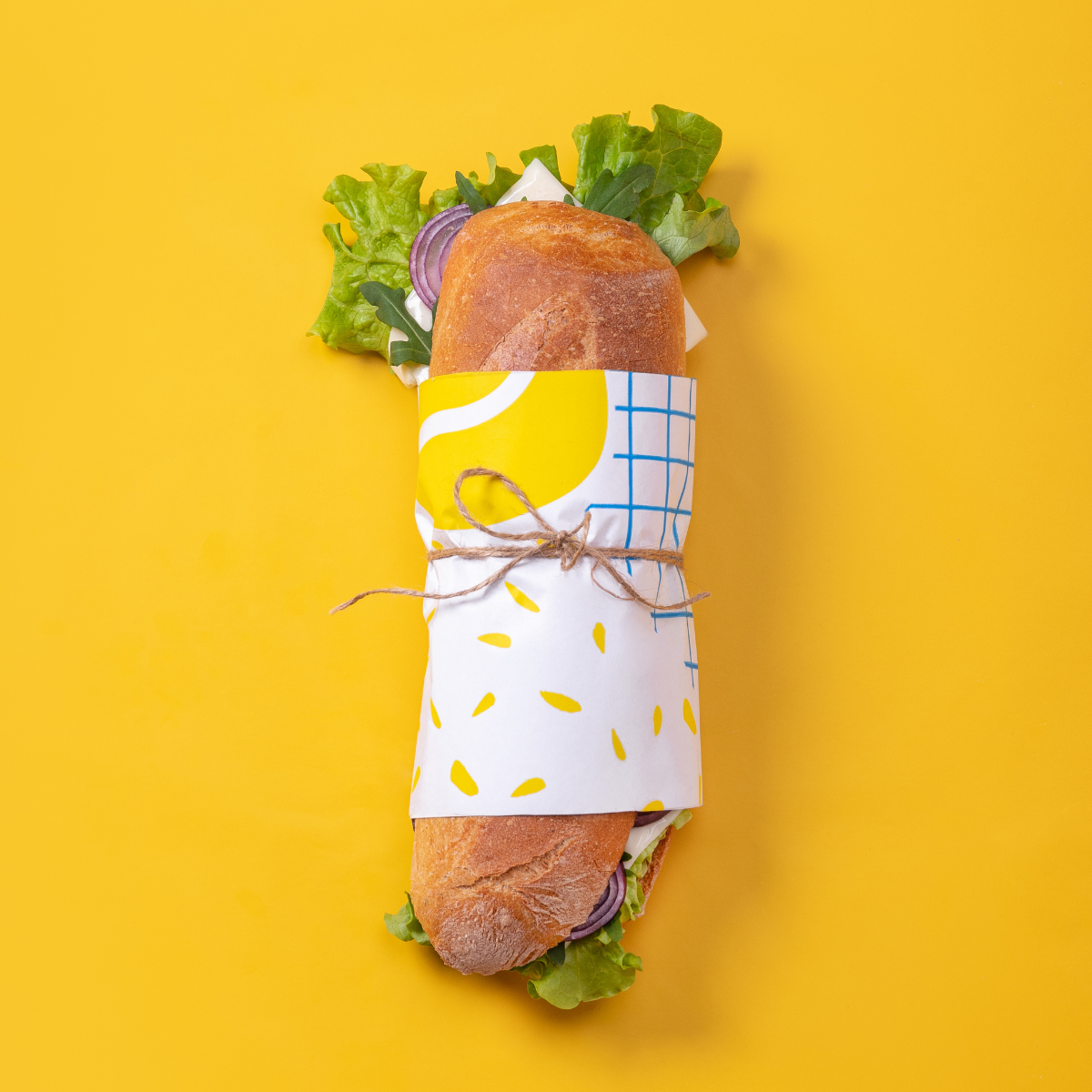 Panino avvolto da carta per alimenti e spago