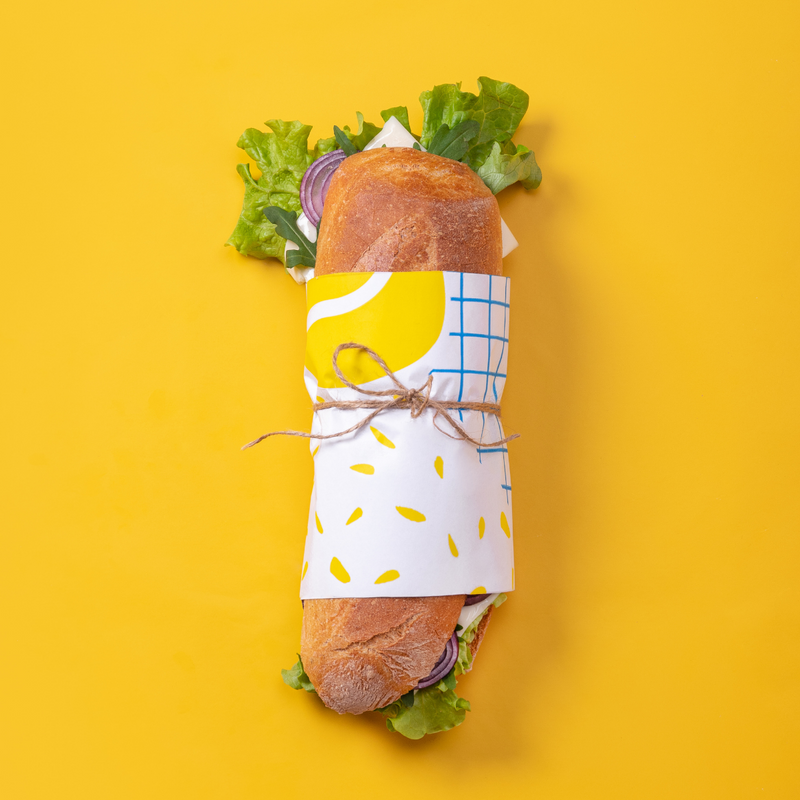 Panino avvolto da carta per alimenti e spago