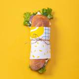 Panino avvolto da carta per alimenti e spago