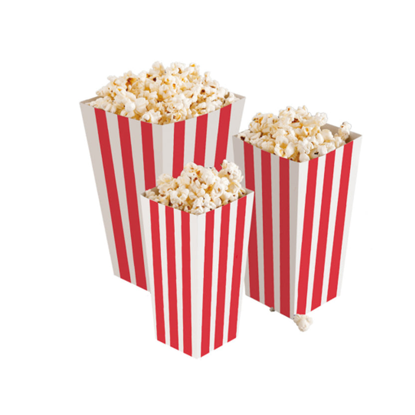 Contenitori per pop corn, tre diverse misure, a righe verticali  bianche e rosse, pieni 