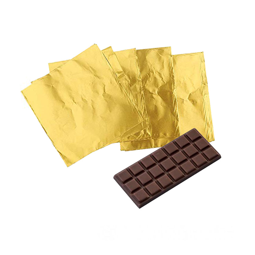 Barrett di cioccolato vicino carta per cioccolato color oro 