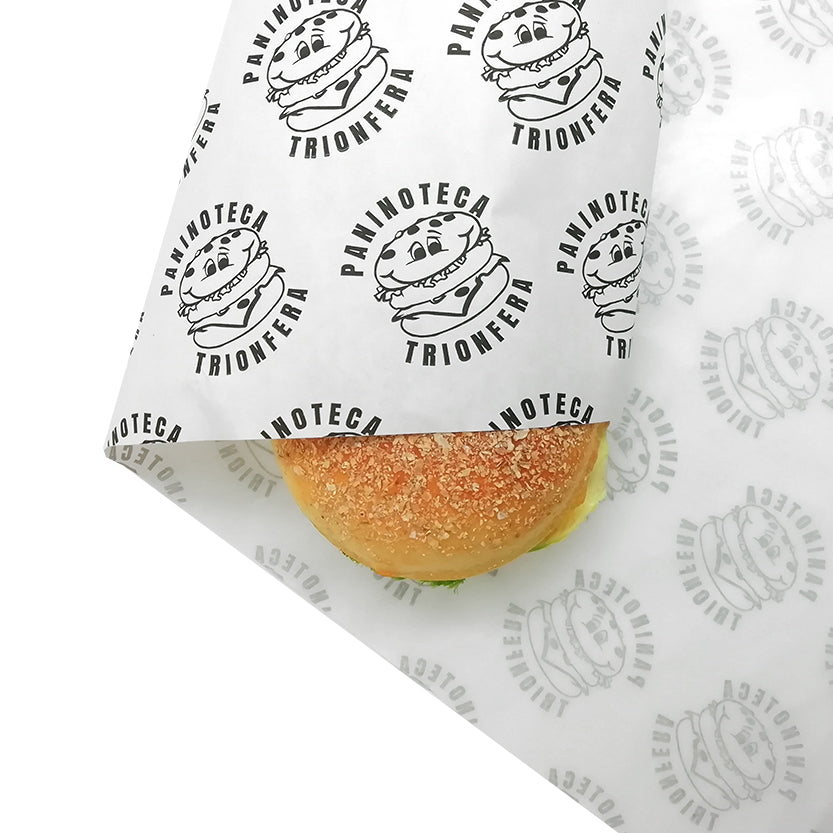 Dettaglio di carta politenata bianca con loghi personalizzati che avvolge un panino 