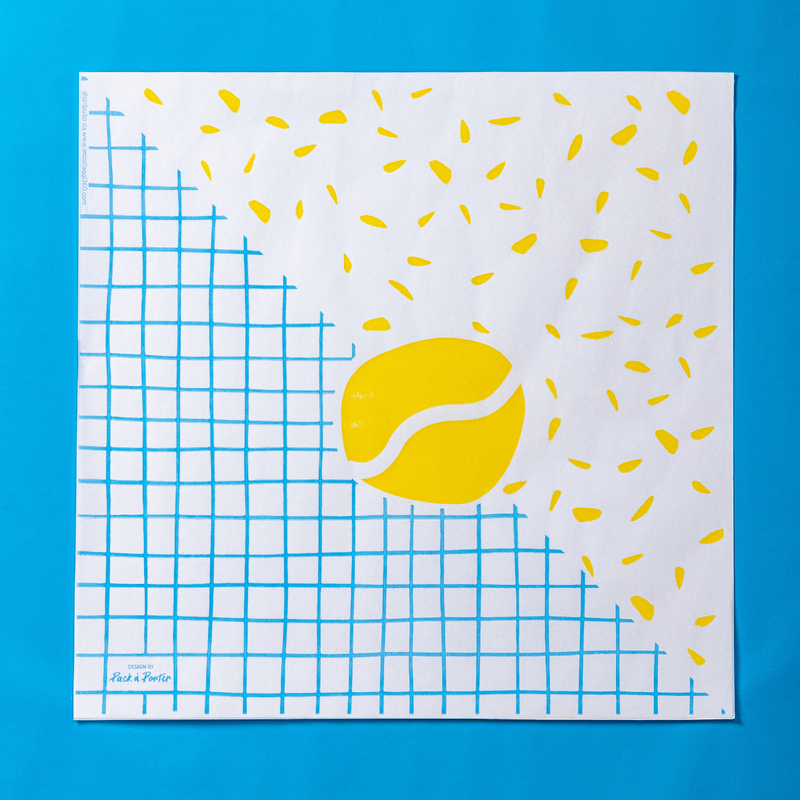 Carta alimentare con grafica a reticolo azzurro, chicco di caffe giallo e macchiette gialle 