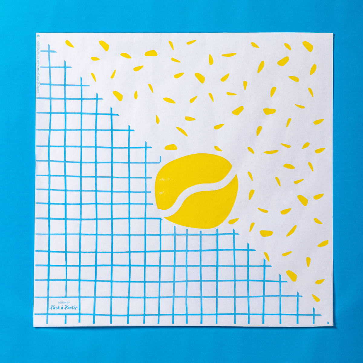 Carta alimentare con grafica a reticolo azzurro, chicco di caffe giallo e macchiette gialle 