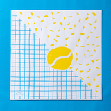 Carta alimentare con grafica a reticolo azzurro, chicco di caffe giallo e macchiette gialle 