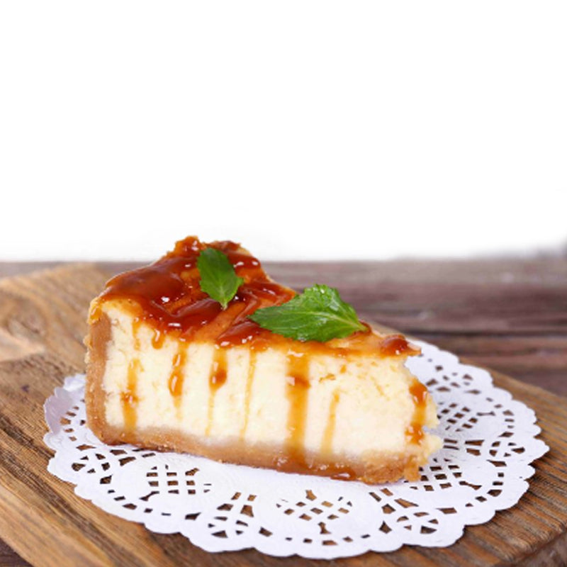 Carta pizzo tonda monoporzione con sopra fetta di cheesecake 