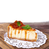 Carta pizzo tonda monoporzione con sopra fetta di cheesecake 