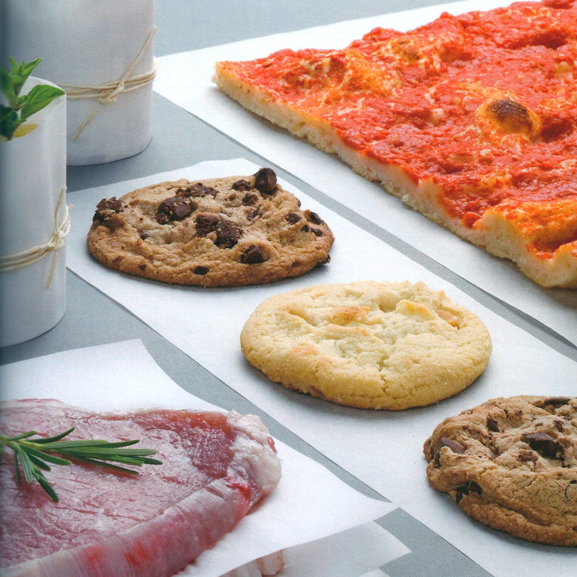 Tavola con dolci e pizze