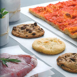 Tavola con dolci e pizze