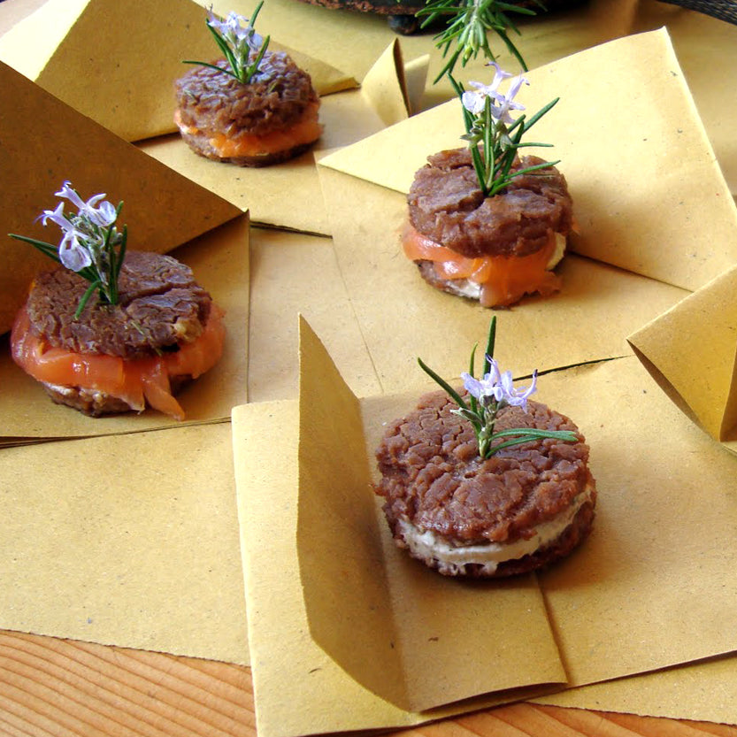Carta paglia per alimenti stesa con vari hamburger sopra 