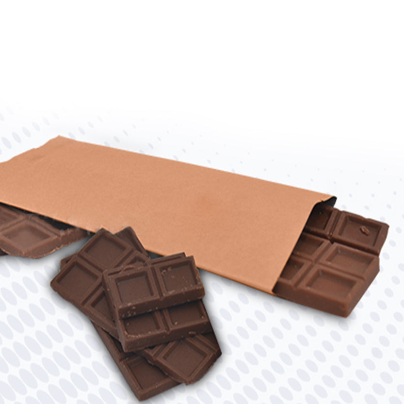 Barretta di cioccolato dentro sacchetto di carta paglia per alimenti 