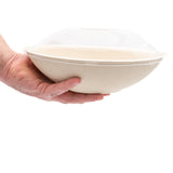 Mano che regge ciotola bianca con coperchio a cupola trasparente 