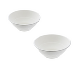 Ciotole di plastica bianca, due vuote