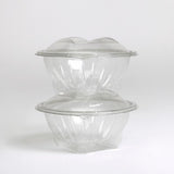 Ciotole di plastica trasparenti con coperchio attaccato impilate, due e vuote 