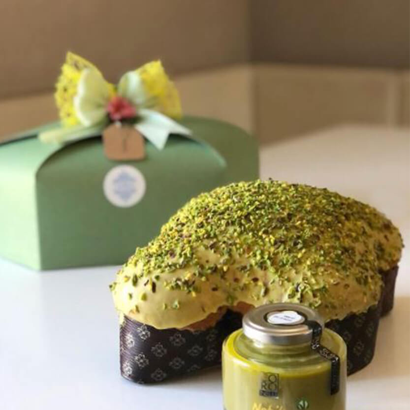 Colomba di pasqua al pistacchio vicino alla confezione 