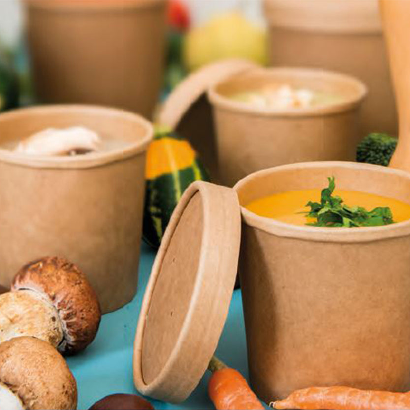 Contenitori per zuppe da asporto, in carta color avana con coperchio piene di cibo