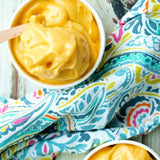 Ciotole  con crema vicino ad un tessuto