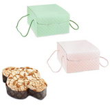 Scatole per colomba, quadrate, una rosa ed una verde con una colomba pasquale vicino 