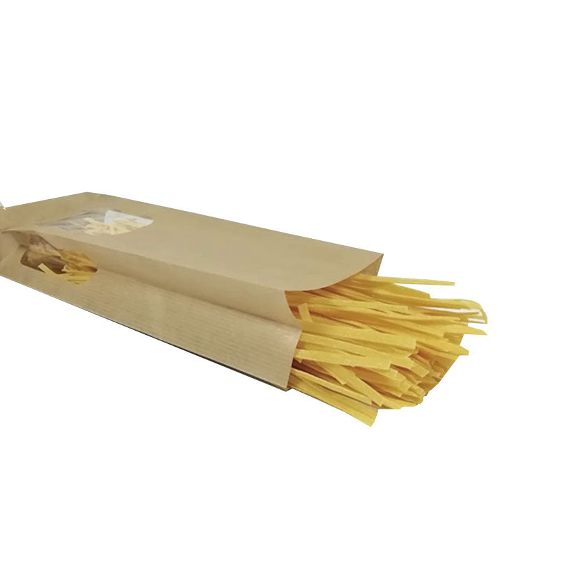 Busta di carta color avana, con finestra, con fettuccine dentro