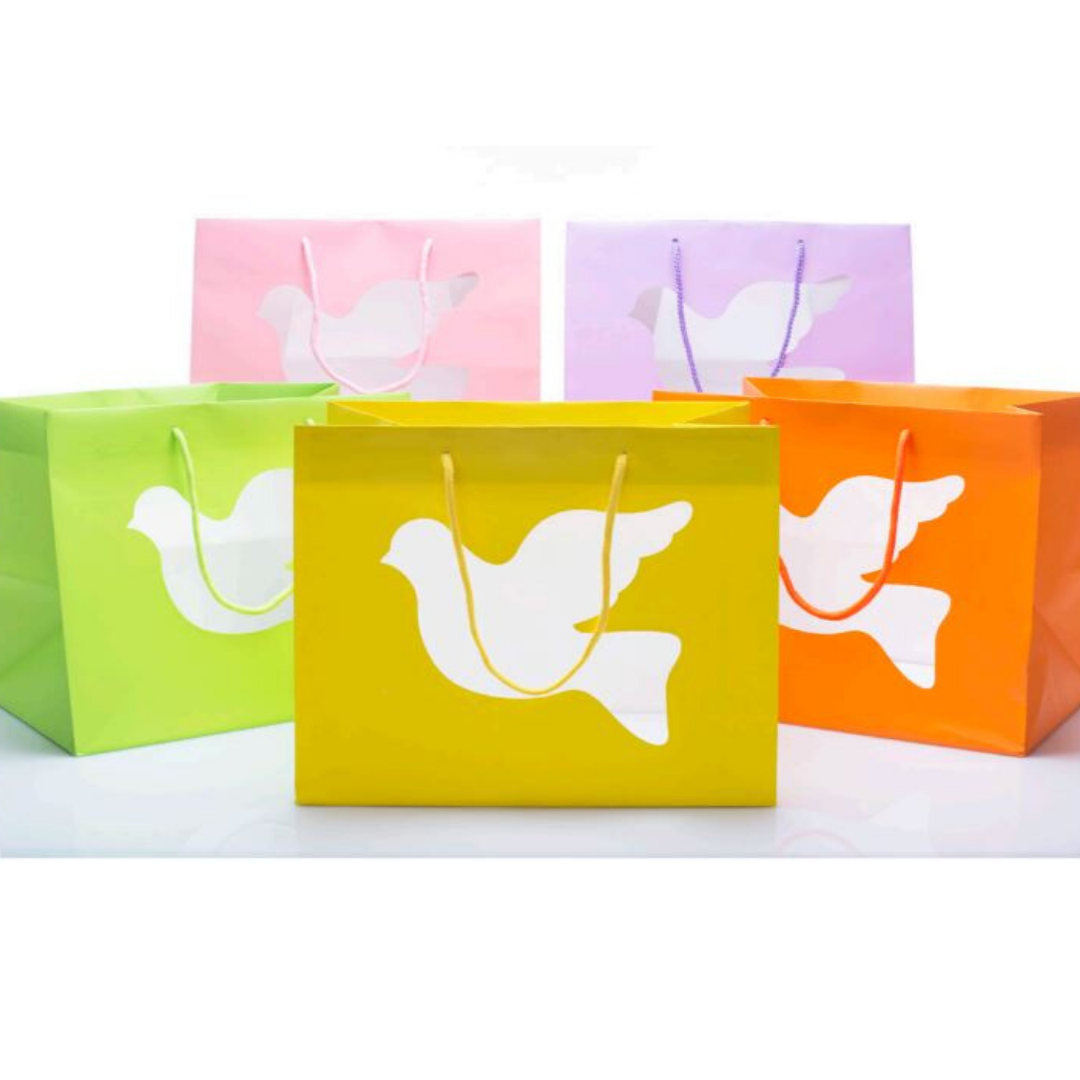Shopper di carta colorate, vari colori, tutte con finestra a forma di colomba 