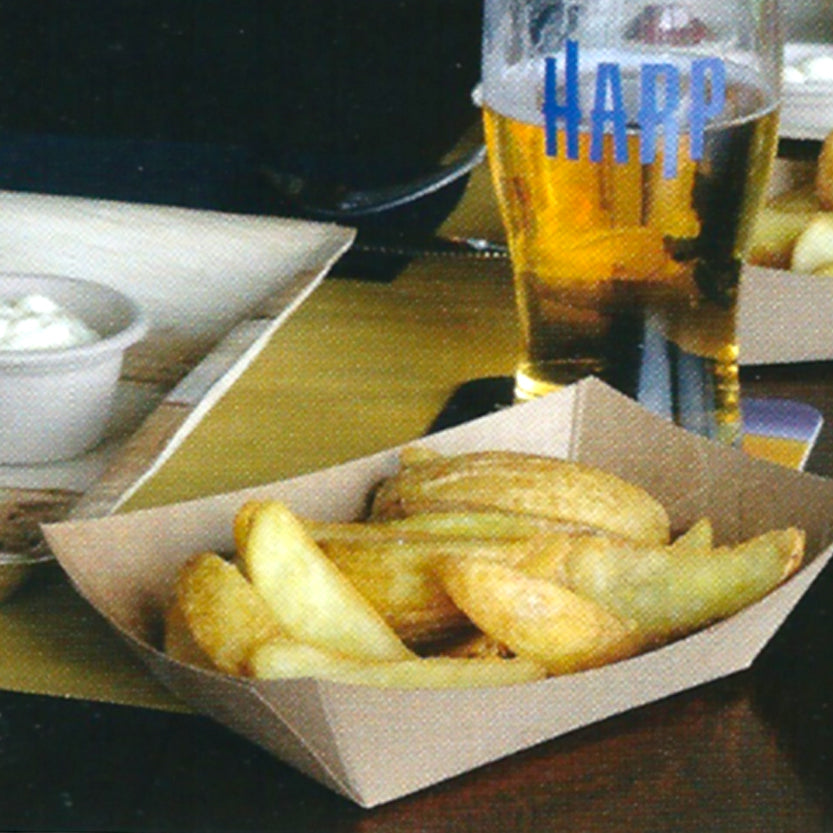 Barchetta avana con patatine vicino ad una birra, su tavolino fast food