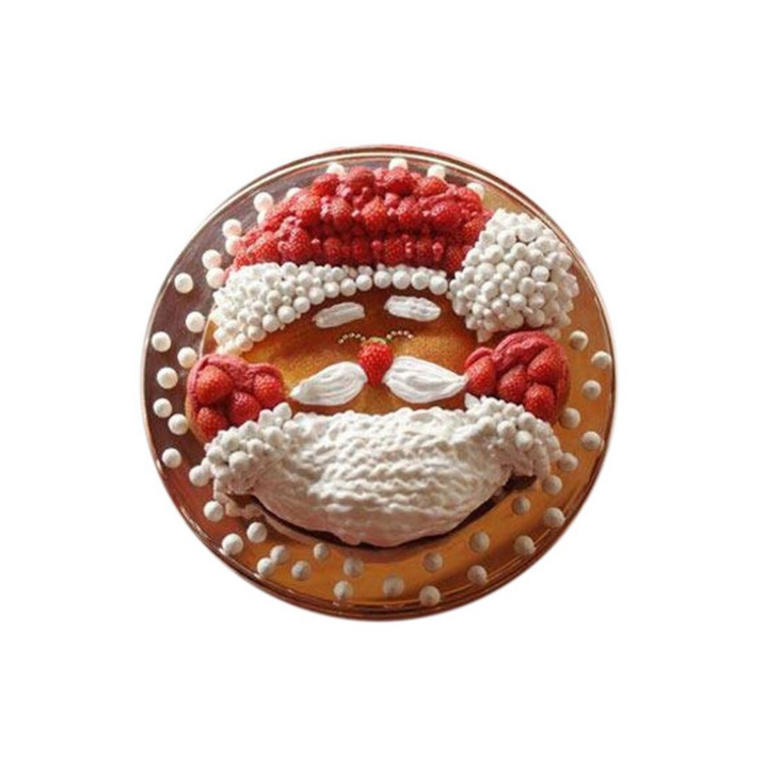 Disco dorato con sopra dolce fatto con panna e fragole che sembra la faccia di babbo natale 