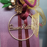 Decorazione buon natale dorata ona su pacco viola 