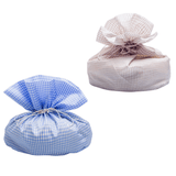 Carte a scacchi chiuse a pacchi con dentro colombe natalizie, una a scacchi rosa ed una a scacchi blu