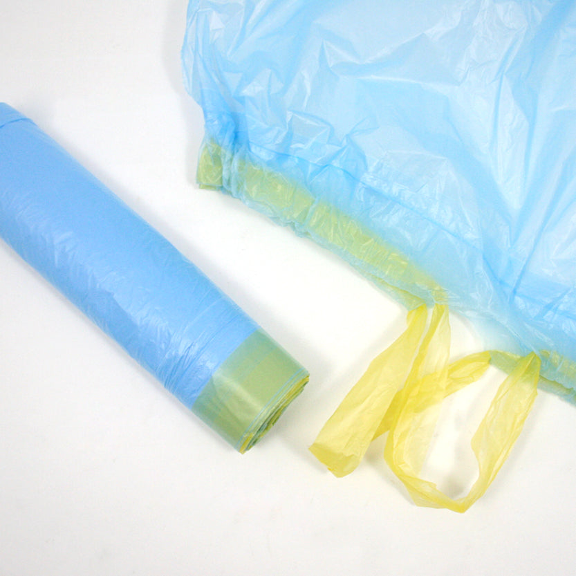 Dettaglio di buste per pattumiera azzurre con elastici gialli 