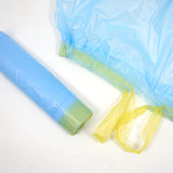 Dettaglio di buste per pattumiera azzurre con elastici gialli 