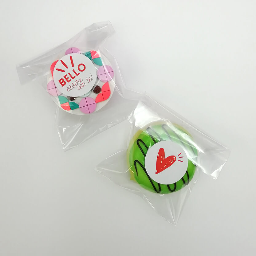 sacchettini di plastica con dentro donuts chiusi con etichette tonde personalizzate 