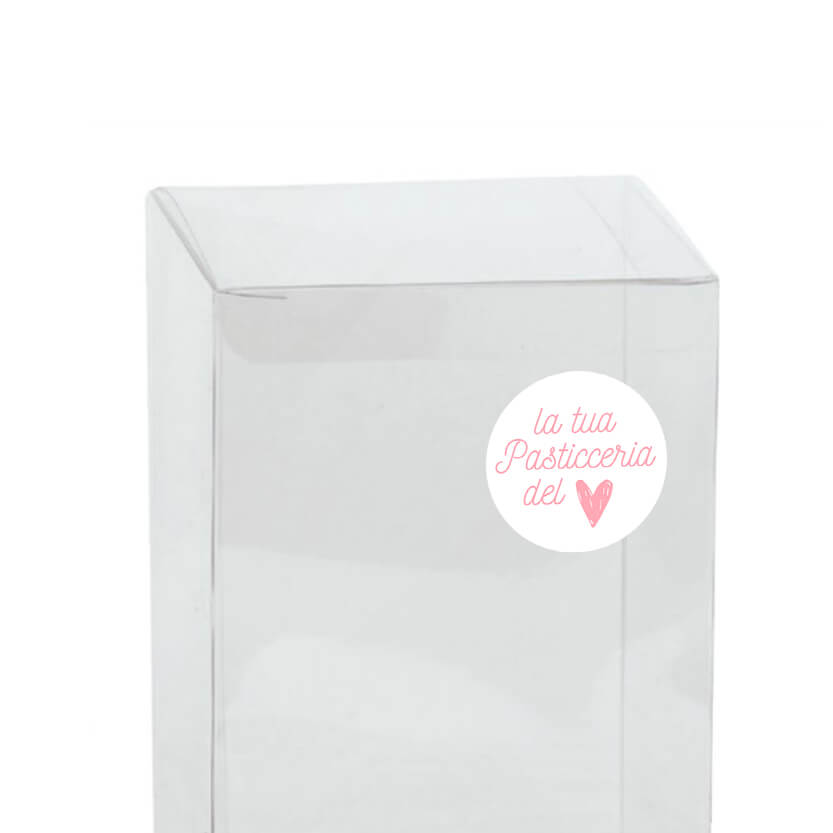Etichetta adesiva tonda personalizzata LA TUA PASTICCERIADEL CUORE apposta su una scatola bianca 