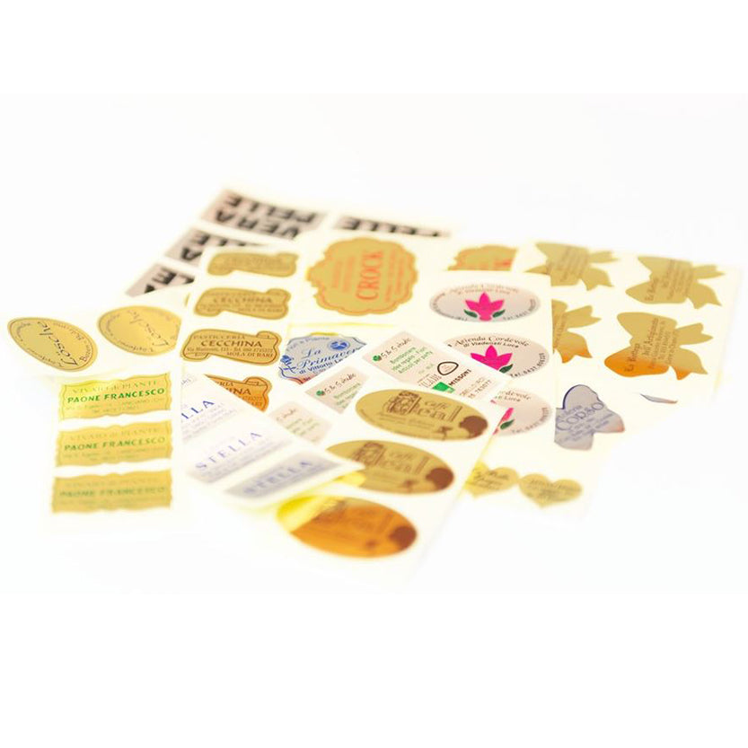 Vari fogli di diverse etichette oro personalizzate 