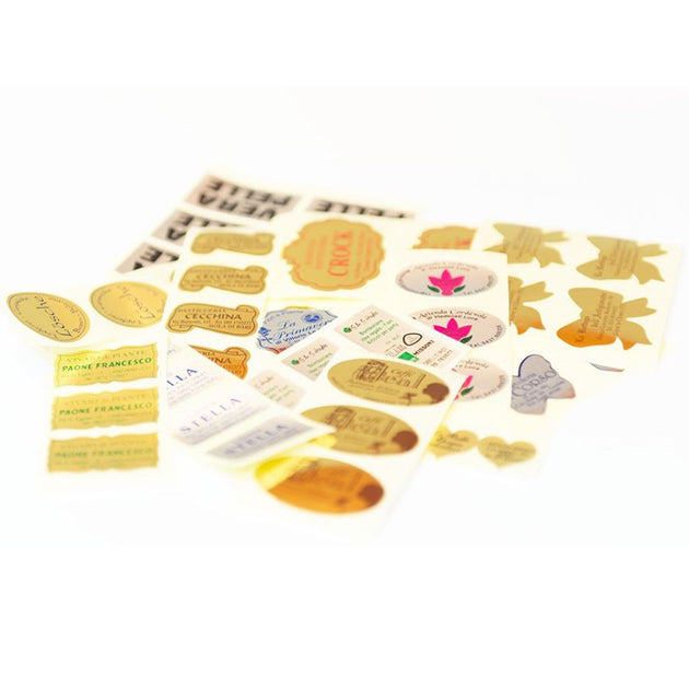 Vari fogli di diverse etichette oro personalizzate 