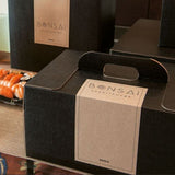 Etichette personalizzate su scatole nere 