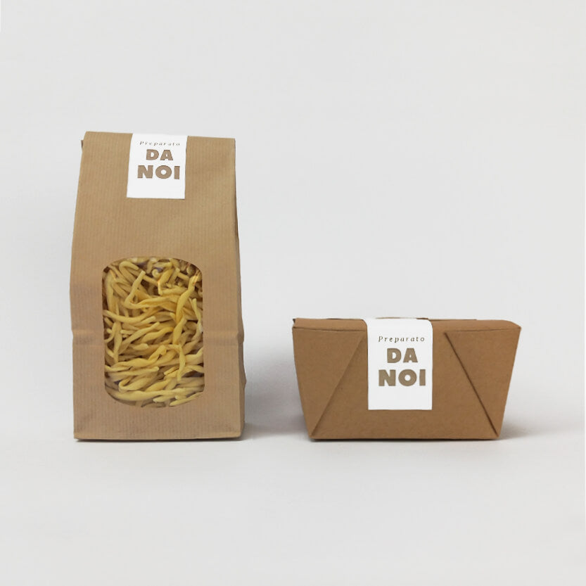 Etichette rettangolari preparato da noi messe su confezioni diverse color avana