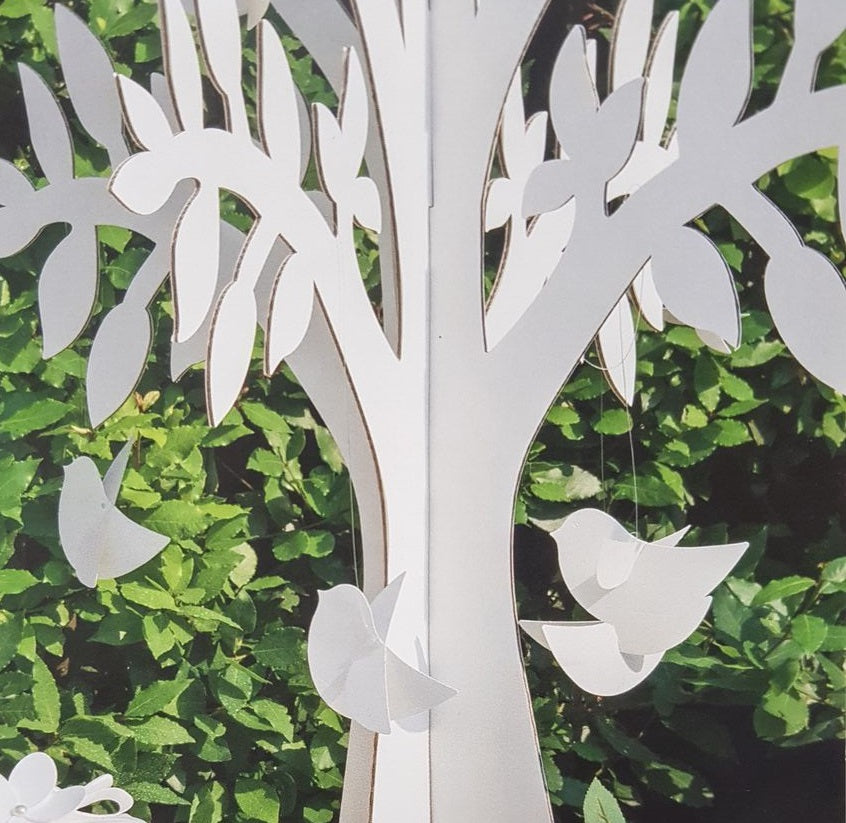 Dettaglio albero di carta con uccellini 