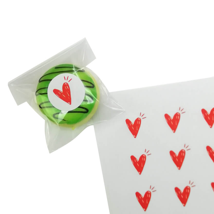Etichetta personalizzata con cuore, nel foglio e su una busta 