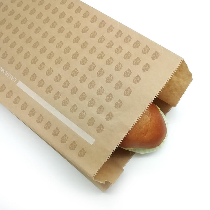 Dettaglio busta pane di carta con dentro un panino 