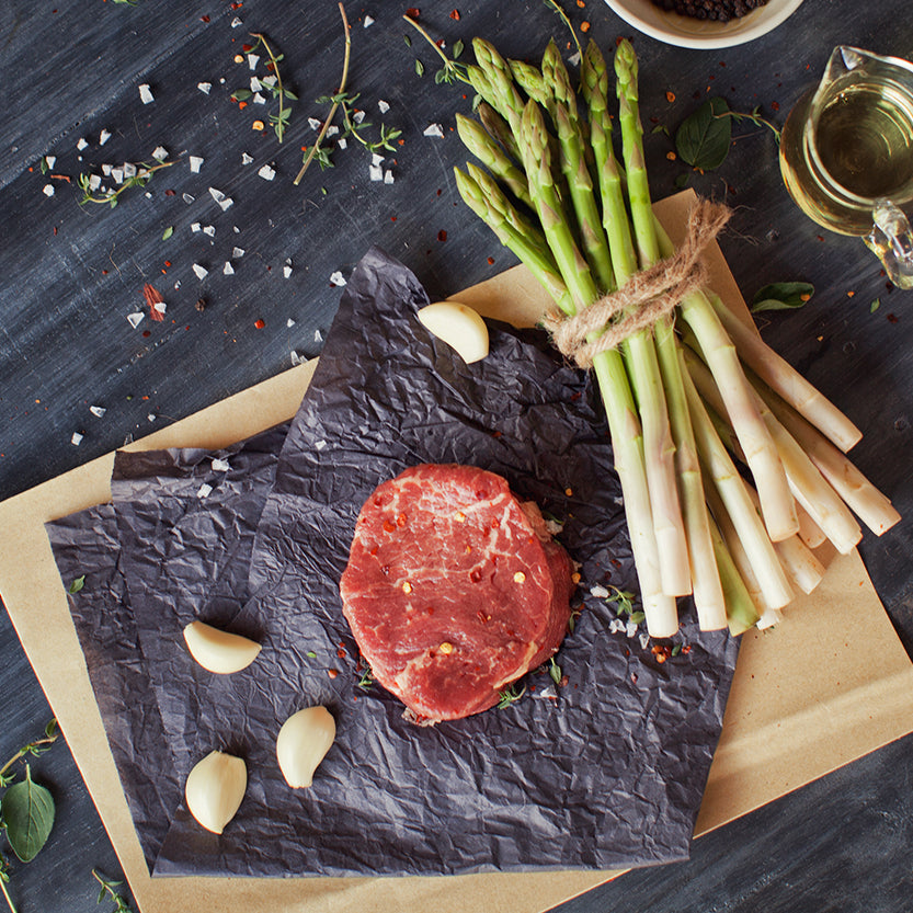 Carta paglia  con pezzo di carne e verdure 