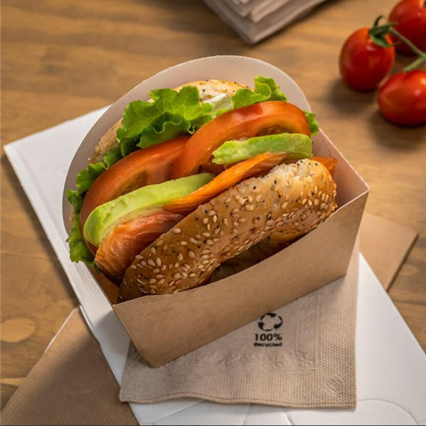 Hamburger dentro confezione su tavolino 