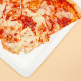 Dettaglio di due fette di pizza su vassoio bianco