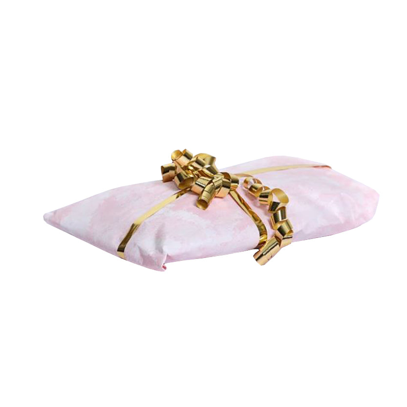 Vassoio di paste con carta rosa e nastro oro