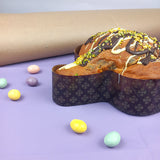 Dettaglio di colomba pasquale con confetti colorati vicino