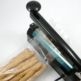 Macchina saldatrice nell'atto di saldare una busta trasparente contente grissini