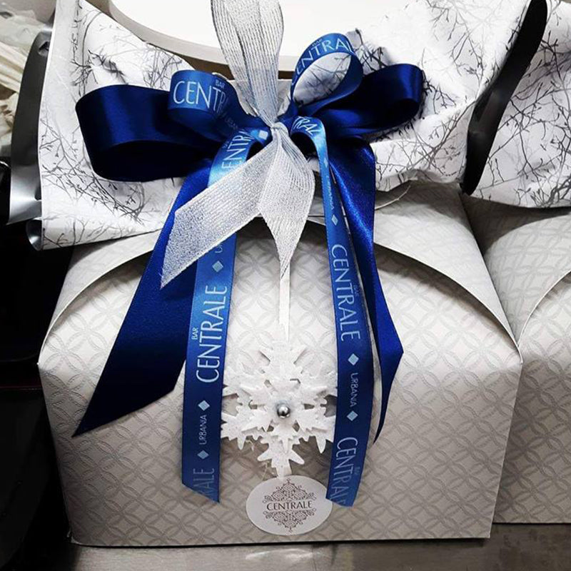Scatola per panettone bianca chiusa con nastro personalizzato blu 