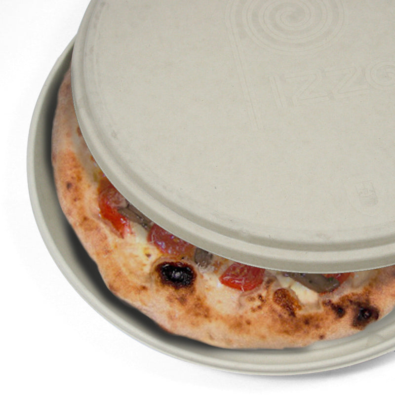 Dettaglio di piatto porta pizza con coperchio e pizza dentro 