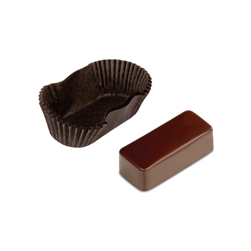 Pirottino marrone per cioccolatino vuoto con cioccolatino vicino 