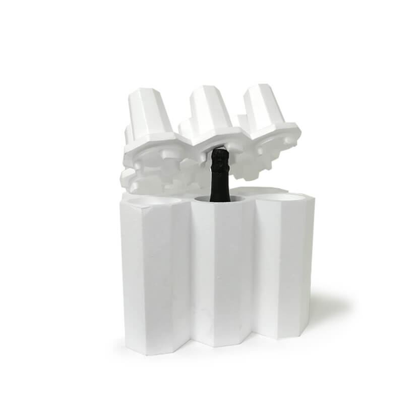 Contenitore in polistirolo per tre bottiglie di vino con dentro una per mantenere il freddo e salvaguardarle 