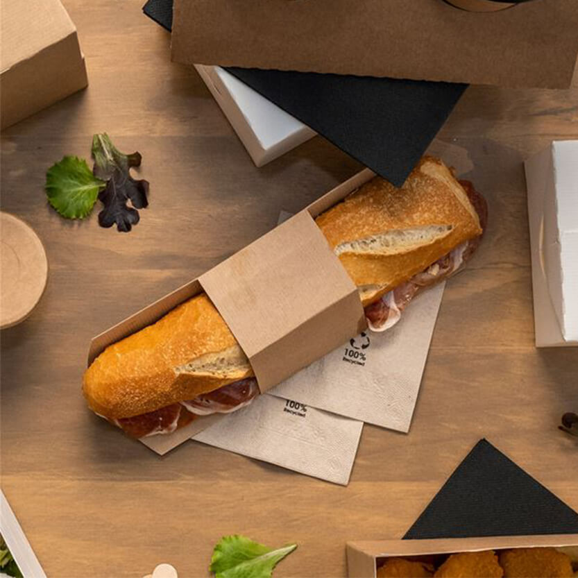 Panino dentro un porta panino in cartone avana su tavolino
